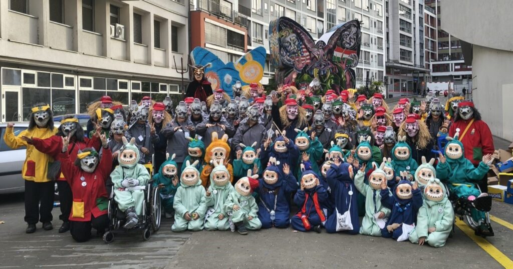Giftschnaigge an der Fasnacht 2026
Gruppenfoto vor Laternen
Stamm und Junge Garde